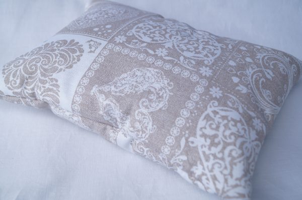 Lavender Pillow Amore Granate – Bordeaux-colored decorative pillow with lavender