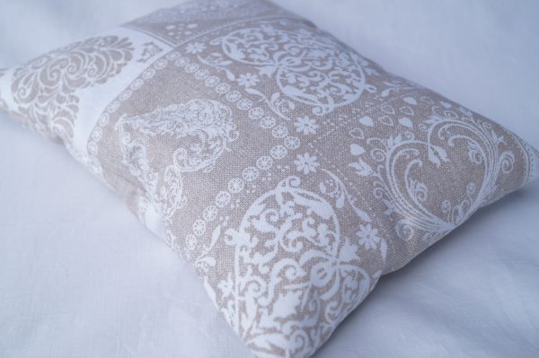 Lavender Pillow Amore Granate – Bordeaux-colored decorative pillow with lavender