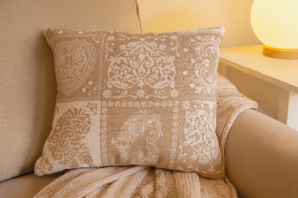 Lavender Pillow Amore Granate – Bordeaux-colored decorative pillow with lavender