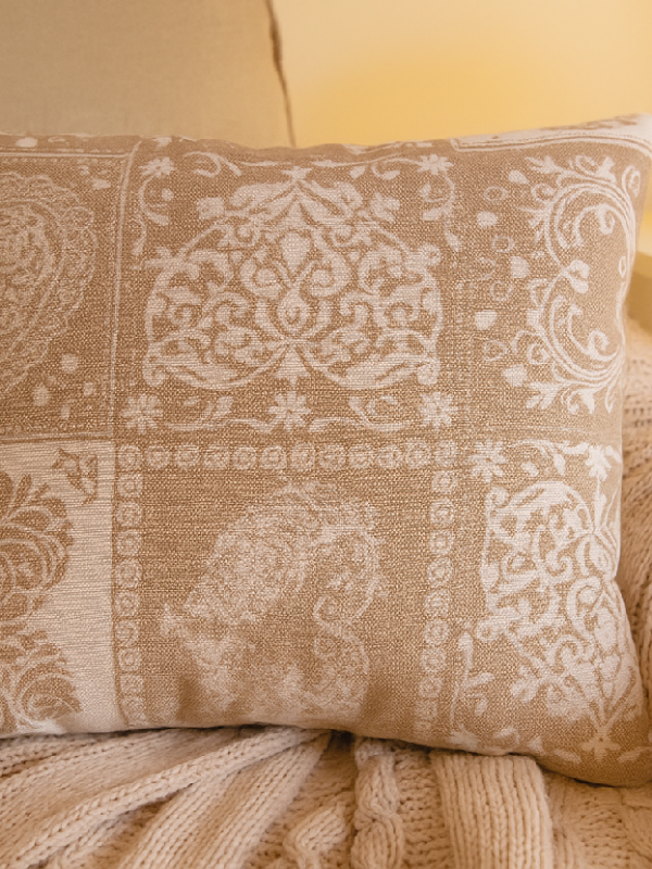 Lavender Pillow Amore Granate – Bordeaux-colored decorative pillow with lavender